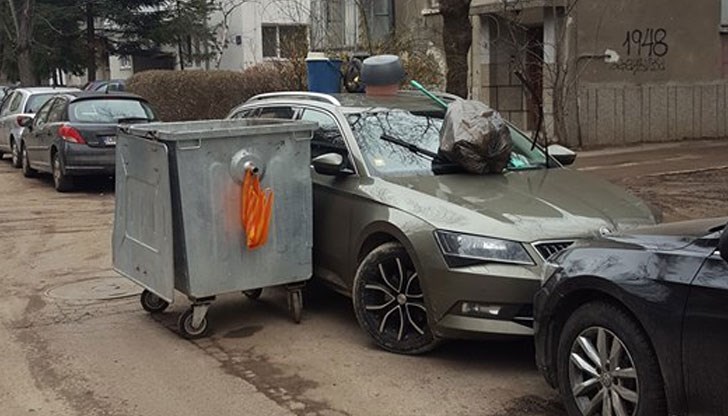 Колата, която е разгневила минувачите в столичния квартал „Иван Вазов”, е запушила пътеката за пресичане