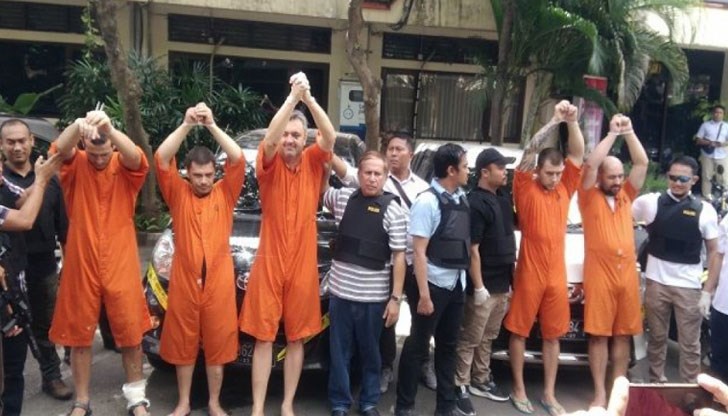 Техен съучастник е успял да избяга, полицията е стреляла по колата му Техен съучастник е успял да избяга, полицията е стреляла по колата му