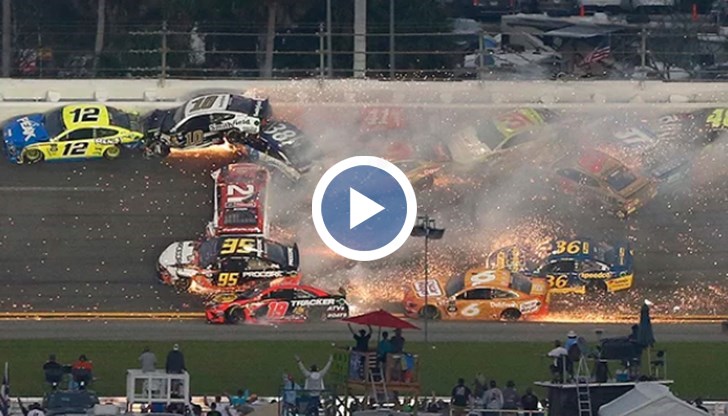 Получи се фонтан от искри, предизвикани от търкането на ламарините и металните части по пистовия асфалт