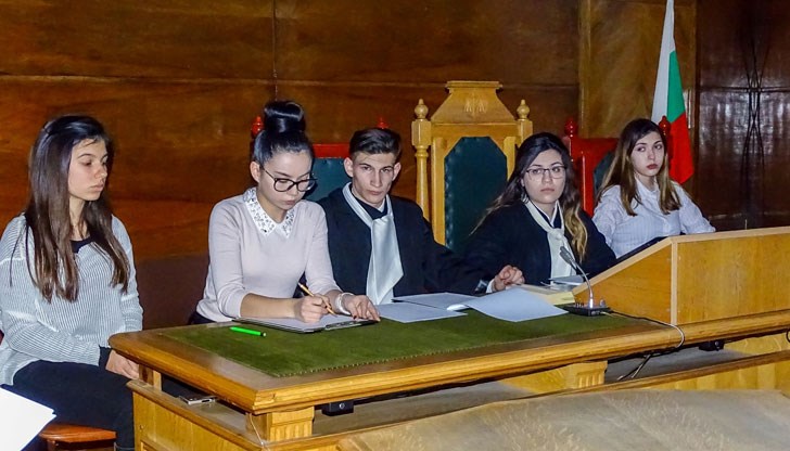 Младежите от Клуб „Младежки парламент“ разиграха симулиран процес в една от съдебните зали на Русенска съдебна палата