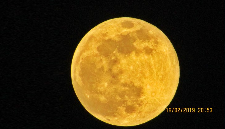 Това е красивата луна през моят Обектив тази вечер