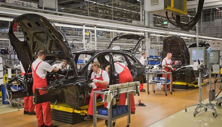 Автомобилната индустрия ще бъде най-силно ударена от твърд Brexit, показва проучване на института Halle IWH Автомобилната индустрия ще бъде най-силно ударена от твърд Brexit, показва проучване на института Halle IWH