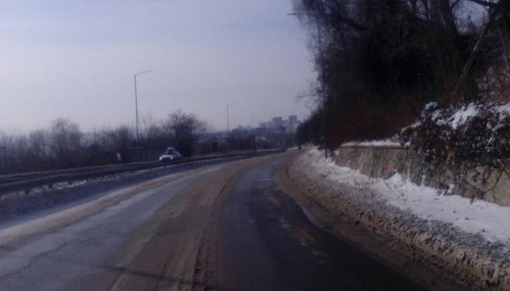 Движението бе ограничено заради аварирал ТИР Движението бе ограничено заради аварирал ТИР