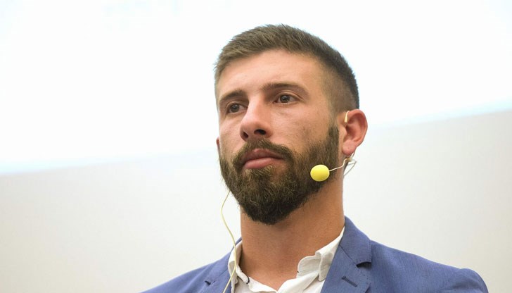 Започнаха с анонимни обаждания. Директно ми се казваше, че “тези глупости трябва да изчезнат от публичното пространство”. Започна псуване и заплахи как ще бъда разчекнат, разказва Христо Гешов