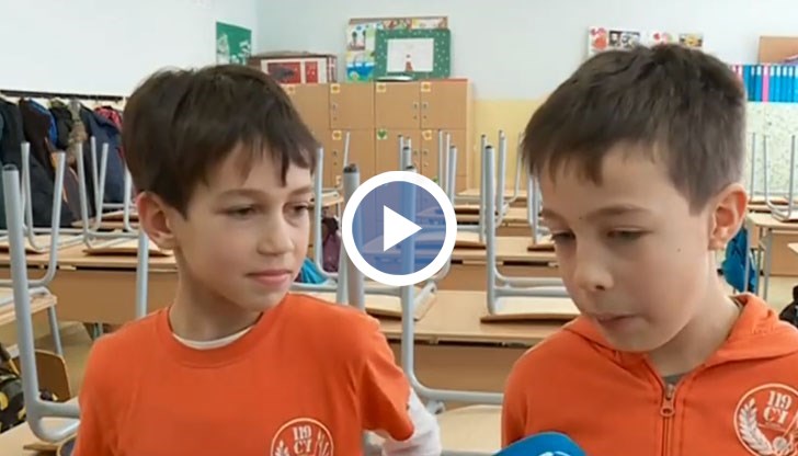 Децата се редуват да метат, мият и подреждат по време на голямото междучасие