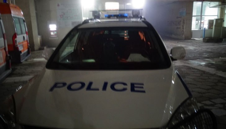 Той съблякъл дрехите си, след което се завил с покривка Той съблякъл дрехите си, след което се завил с покривка