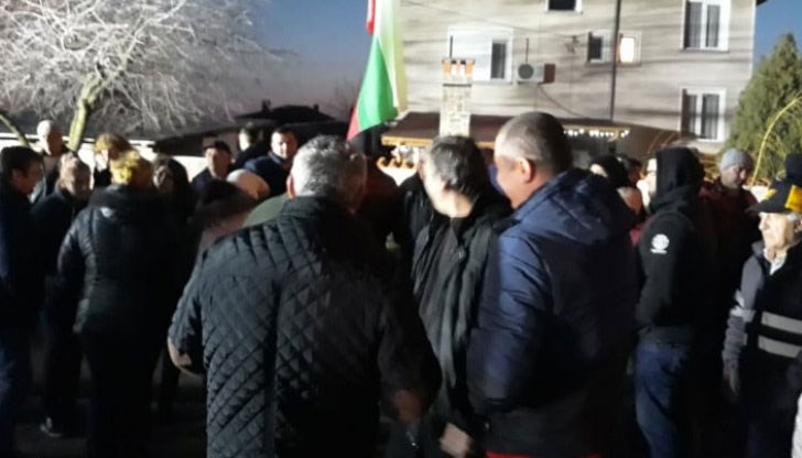 Готови сме на крайни мерки, заявиха жителите на Войводиново по време на протеста, който се провежда в този момент Готови сме на крайни мерки, заявиха жителите на Войводиново по време на протеста, който се провежда в този момент