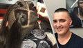 Ученик дари косата си за перука на онкоболен