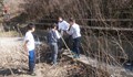 Деца от две русенски училища се включиха в пролетно почистване