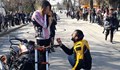 Моторист направи романтично предложение на любимата си