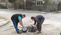 Живущи в квартал "Родина" сами си кърпят улицата пред блока