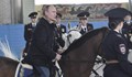 Путин яхна кон заобиколен от полицайки