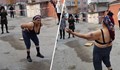 Циганка играе кючек пред полицаи в Бургас