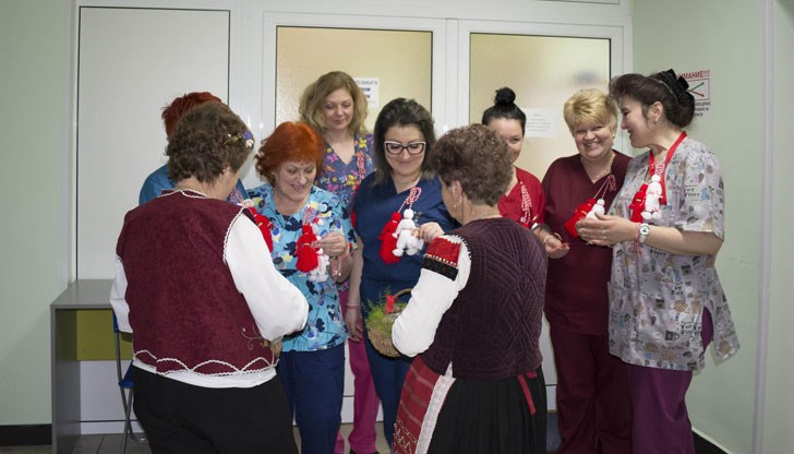 Всички пациенти, посетители и служители на Лечебни заведения „Медика“ са закичени с мартеници