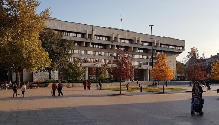 Излизайки от дома си, децата виждат повсеместна мизерия, фасове и боклуци, разбити улици и осакатени дървета. Къщи - съборетини, макар и паметници на културата Излизайки от дома си, децата виждат повсеместна мизерия, фасове и боклуци, разбити улици и осакатени дървета. Къщи - съборетини, макар и паметници на културата