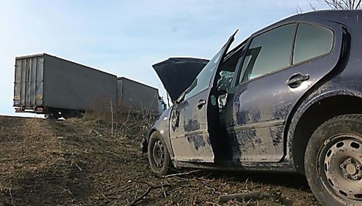 Млад шофьор е излязъл извън пътя в района на Индийска колиба