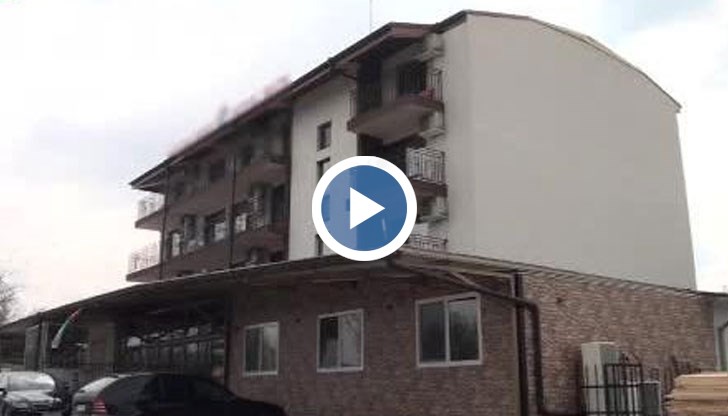 Ламарина падна от покрива на хотел в курортния град Баня