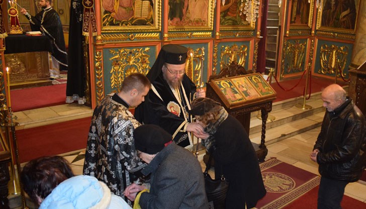 Негово Високопреосвещенство Русенски митрополит Наум отслужи Преждеосвещена литургия