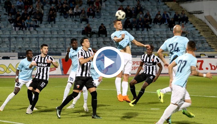 Двата тима спорят помежду си на стадиона в парк Лаута в Града под тепетата