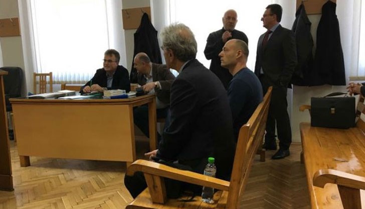 По думите на румънеца, на много места по дървените траверси е имало пукнатини, а част от тях са били в напреднал стадий на гниене По думите на румънеца, на много места по дървените траверси е имало пукнатини, а част от тях са били в напреднал стадий на гниене