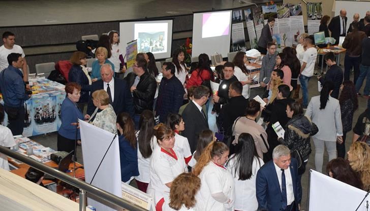 Факултетите и филиалите подредиха свои представителни щандове, а лабораториите отвориха врати за ученици и граждани