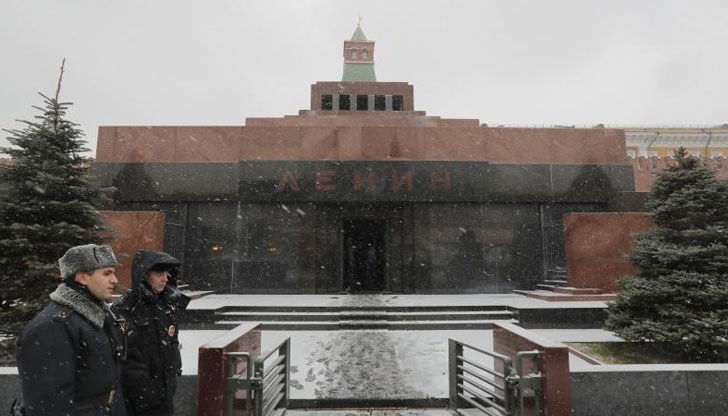 Случайни минувачи видели как мъж вади от джоба си бутилка със зехтин и се опитва да се промъкне през централния вход Случайни минувачи видели как мъж вади от джоба си бутилка със зехтин и се опитва да се промъкне през централния вход