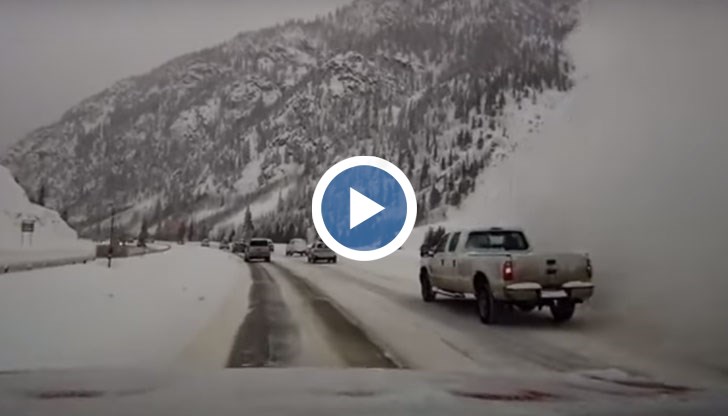 Вижда се как снегът покрива няколко от автомобилите, които се движат по магистралата