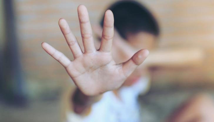 Три момчета нападнаха 12-годишно момче във външна тоалетна Три момчета нападнаха 12-годишно момче във външна тоалетна