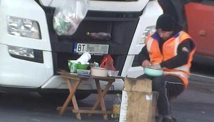 Заради дефицита на хора ще се търсят всякакви неквалифицирани работници - сервитьори, бармани, шивачи, чистачи, ковачи