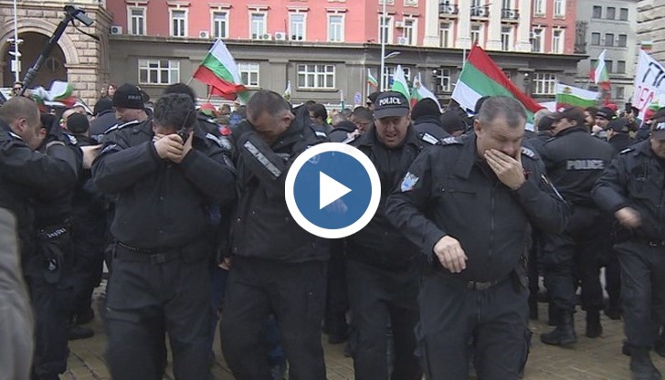 Фиаското на българските полицаи със сълзотворния газ влезе и в медиите на Острова