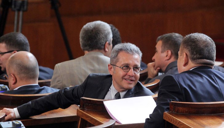 Няма яснота нито за размера, нито за вида на дълговете, от чието опрощаване според мюсюлманското духовенство зависел религиозният мир в страната