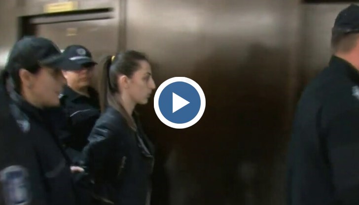 Розалина Кьосева влезе в съдебната зала под охрана и с белезници