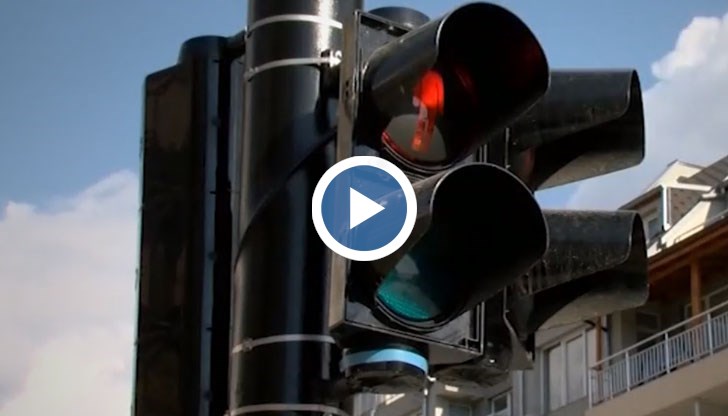 Някои от тях не издържали и с кофи с вода опитвали да накарат светофара да замълчи