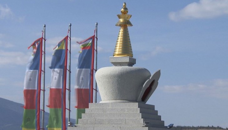 Тя се намира на 35 км от София