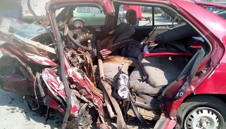 БМВ с пловдивска регистрация навлязло в лентата за насрещно движение и се ударило челно в "Сеат" с кърждалийска регистрация