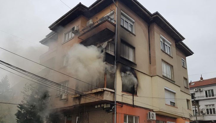 Сигнал за излизащ дим от сграда в района на ул. "Княжеска" е постъпил на тел. 112 в 10:55 часа