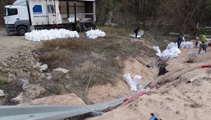 Удря се в три тополи, които са го спрели да не падне в река Струма