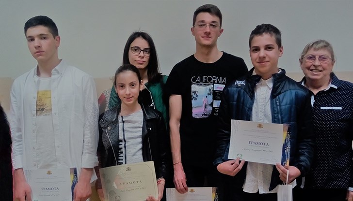 Грамоти за ОТЛИЧНО представяне получиха Виктор Кожухаров от 10.а клас, Петър Няголов и Валери Станчев от 12.а клас на МГ "Баба Тонка"