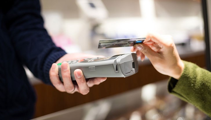 Промените идват след приети нови европравила, според които страните извън Еврозоната, каквато е България, няма да плащат повече, ако пазаруват с ПОС терминал Промените идват след приети нови европравила, според които страните извън Еврозоната, каквато е България, няма да плащат повече, ако пазаруват с ПОС терминал