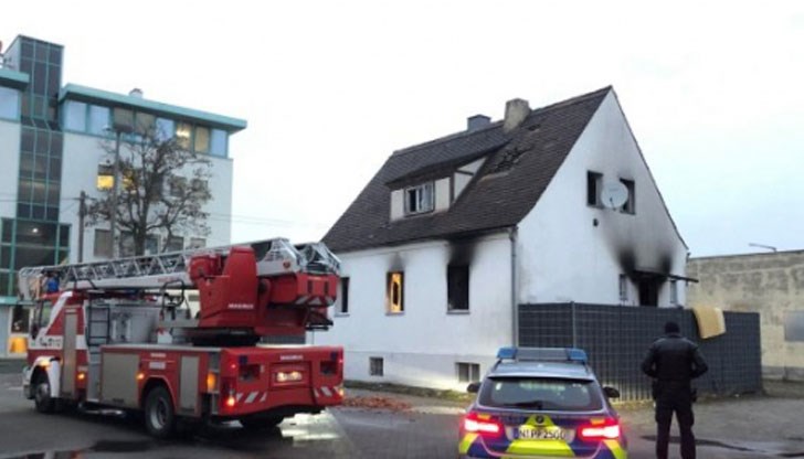 Огънят е обхванал къщата, в която живеели