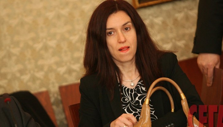 Нормално ли е шефът на "Банков надзор" в БНБ Нели Кордовска да е научила от вестниците за фалита на КТБ? За съда - да