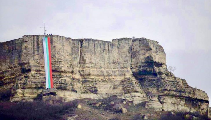 Идеята е знамето да остане на скалата за около два месеца