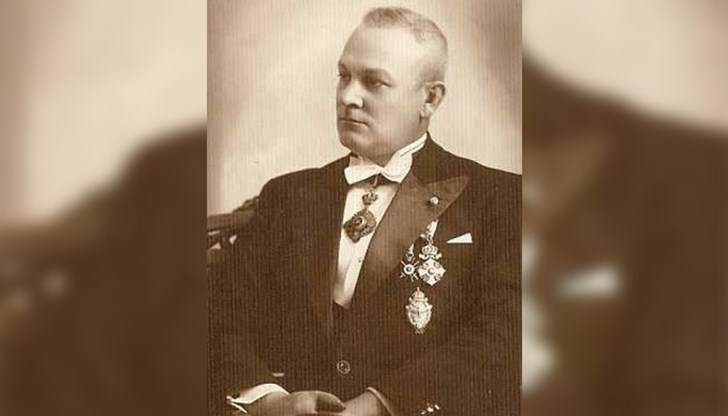 По негово време се изграждат Съдебната палата, Халите, Мостът на въздишките