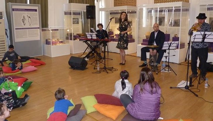 Музикалната програма бе съпътствана от две работилнички на възглавници, по време на които малките таланти имаха възможност да развихрят творческото си въображение на тема „Пролет“