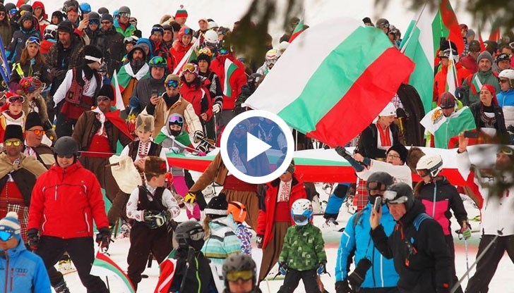 Празнуващите скиори с национални носии финишираха на плаца „Студенец”, където се извиха родопски хора