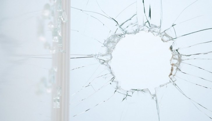 Трима души са счупили вендинг автомат за пакетирани изделия и са отнели различни артикули