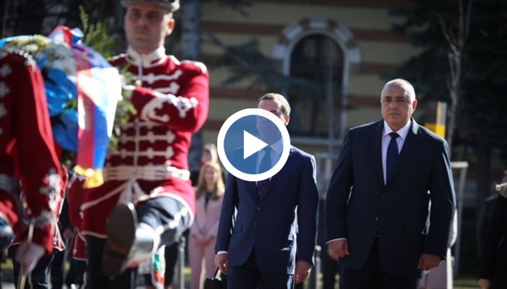 Във видимо добро настроение, домакинът Бойко Борисов и Дмитрий Медведев посрещнаха гвардейския строй