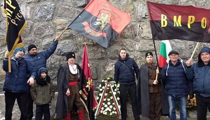 Повече от 100 души от Русе потеглиха рано сутринта към паметника „Шипка“, за да се поклонят пред подвига на падналите герои за българската свобода