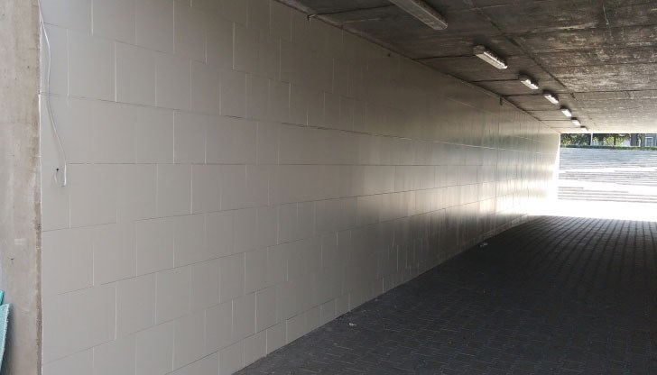 Лицето е ромка, облечена с черно яке, ниска, слаба, с лилавееща коса, предупреждава дъщерята на пострадалата жена