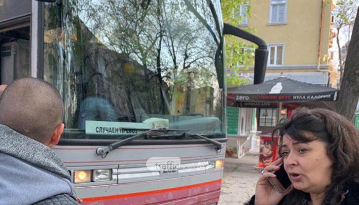 Автобус се вряза в градинката пред Пловдивския университет